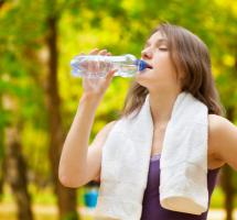 beber-agua-durante-ejercicio