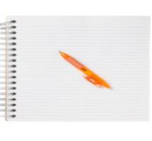 Cuaderno de rayas y bolÃ­grafo naranja, sobre fondo blanco