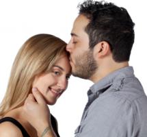 Hombre da un beso cariñoso en la frente de una mujer