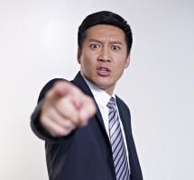 Hombre señalando amenazante sobre fondo blanco