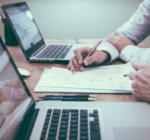 Trabajando delante del ordenador