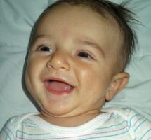 Bebe sonriendo en su cuna