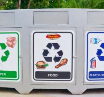 contenedores de reciclaje en la calle
