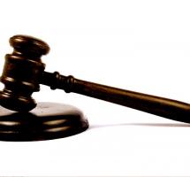 Primer plano de una mazo judicial sobre un fondo blanco