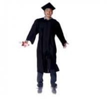 Un joven graduado salta con un diploma en su mano derecha y sobre fondo blanco