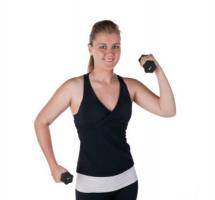 Mujer ejercitando sus mÃºsculos mediante levantamiento de pesas sobre fondo blanco