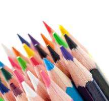 Varias puntas de lÃ¡pices de colores ladeadas hacia la izquierda sobre fondo blanco