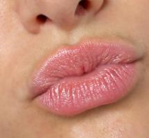 labios de mujer preparandose para besar