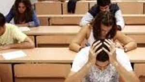 Aula de examen con varios estudiantes repartidos por el aula