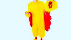 Un licenciado vestido de pollito promocional