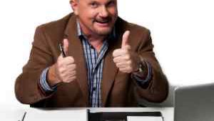 Persona de mediana edad reafirmandose ante el ordenador