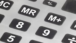 Primerisimo primer plano de los botones negros de una calculadora gris