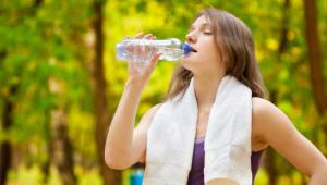 beber-agua-durante-ejercicio