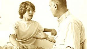 Padre e hijo charlan en el sofa de su casa