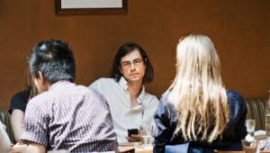 ReuniÃ³n de amigos que charlan amistosamente en torno a una mesa