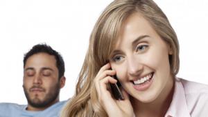 Mujer hablando por telÃ©fono mÃ³vil