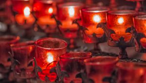 Velas encendidas en un atrio.