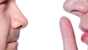 Cara de hombre y mujer enfrentadas sobre fondo blanco.