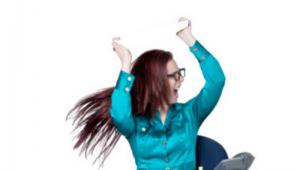 Mujer se divierte sentada en su mesa de trabajo