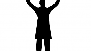 Persona con los brazos en alto