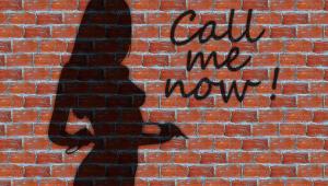 Aceptar publicidad de prostitución en un medio de comunicación