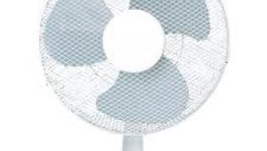 Ventilador de mesa sobre fondo blanco