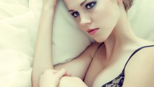 Chica joven en la cama