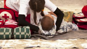 Enfermero atendiendo en la calle