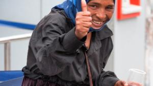 Gitana pidiendo en a calle