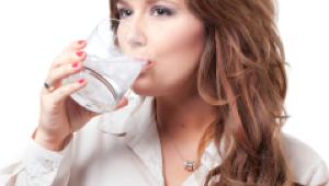 Mujer bebiendo una copa