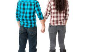 Imagen de una pareja de amigos caminando de la mano