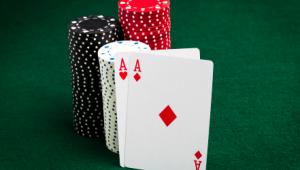 Par de ases repartidos en una partida de cartas. Una oportunidad perfecta