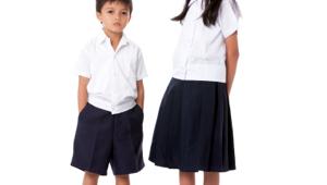 Dos niños extranjeros con uniforme escolar