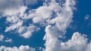 Cielo azul y nubes blancas