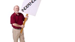 Señor con una pancarta en la que puede leerse "independencia"