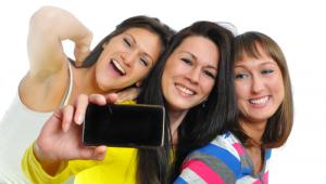 grupo de amigas fotografiandose con el movil