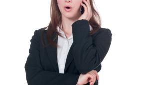 Mujer escuchando por el teléfono