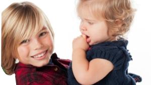 Niño con un bebe en brazos