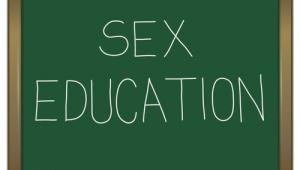 Pizarra con la leyenda "sex education" escrita a tiza