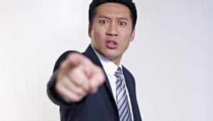 Hombre señalando amenazante sobre fondo blanco