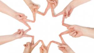 Mano unidas formando una estrella