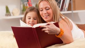 ¿Leer un cuento a mis hijos todas las noches para ayudarle a conciliar el sueño?