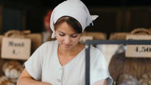 Mujer tendera sonriendo