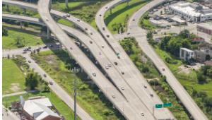 Imagen aérea de un nudo de carreteras