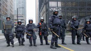 Policia antidisturbios posicionada para represión