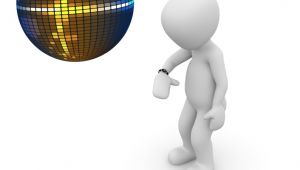 ¿Permitir que mi hijo llegue a la hora que quiera cuando sale de noche?