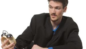 Persona en su puesto de trabajo sosteniendo un reloj entre las manos