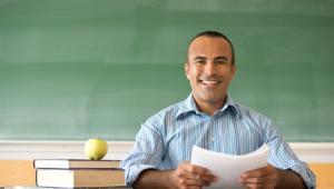 Profesor sentado en su mesa de clase