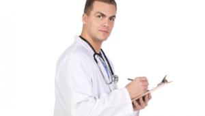 Medico con bata blanca