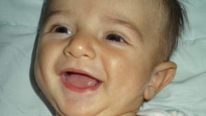 Bebe sonriendo en su cuna